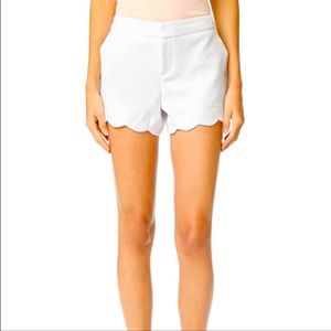 Club Monaco size 4 Amber white scalloped shorts like new